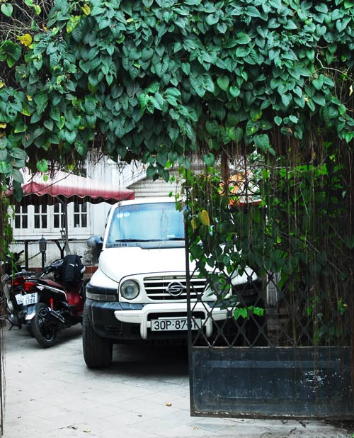 Những chùm cây leo rủ xuống tạo nét nên thơ, cổ kính cho căn nhà.