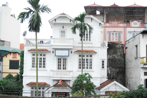 Chủ nhân của ngôi nhà vườn ở triền đê sông Hồng - anh Khoa, vốn là dân mỹ thuật nên đã tự tay thiết kế hầu hết các chi tiết kiến trúc trong căn nhà. Nhờ có con mắt thẩm mỹ của dân mỹ thuật cùng sự tư vấn của bạn bè là dân trong ngành, căn nhà có nét sang trọng, lịch lãm mà vẫn riêng không lẫn ở đâu khác.