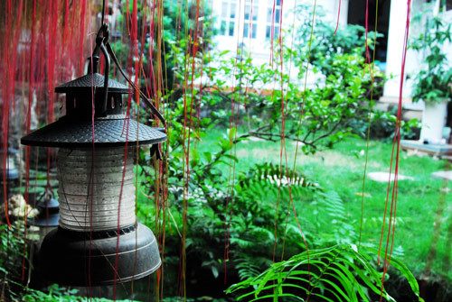 Hơi thở châu Âu như len lỏi từng ngóc ngách trong khu nhà vườn xinh xắn. Từng góc nhỏ đều được chủ nhân chăm chút với những chiếc đèn nhỏ, những bức tượng đá nhỏ xinh với rêu xanh bao phủ.