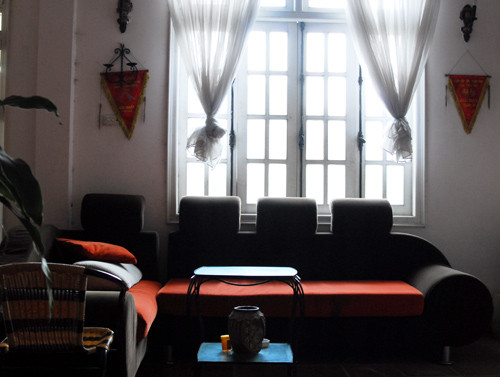 Những ô cửa sổ lớn nổi bật của kiến trúc Pháp giúp đón nhiều ánh sáng cho căn nhà.