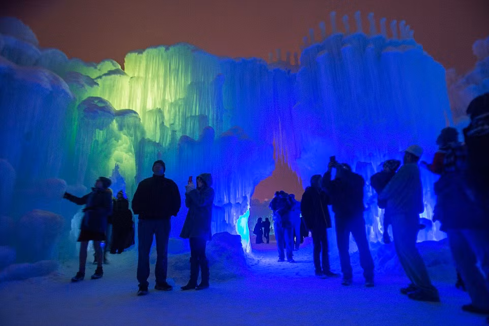 Những bức tường đầu tiên của lâu đài băng đã được hoàn thành.