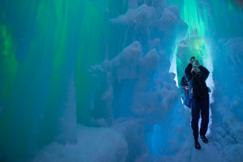 Các nhà thiết kế cho biết du khách không phải sợ băng rơi khi tham quan vì các kết cấu băng liên kết với nhau rất chắc chắn.