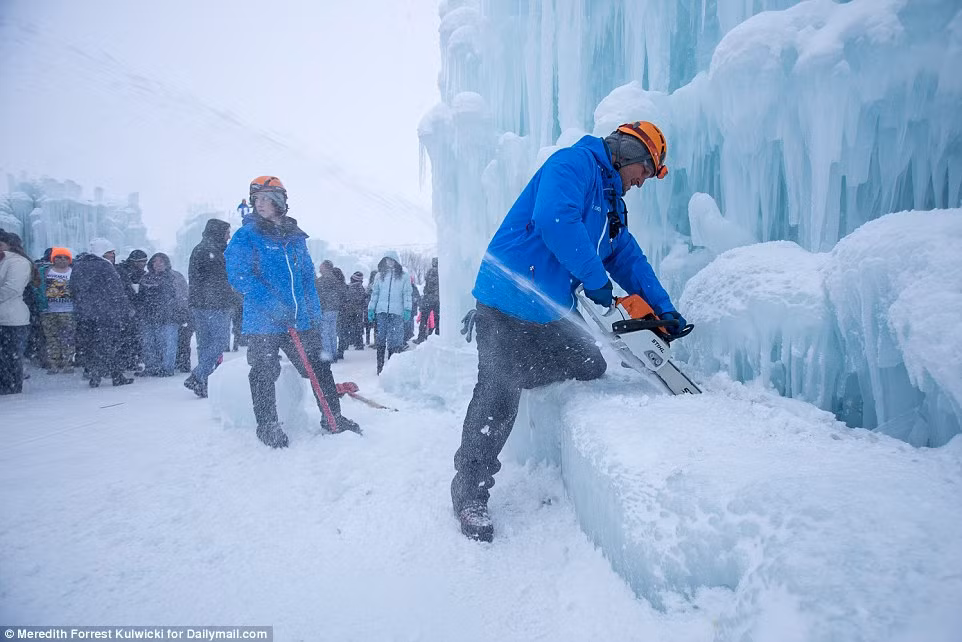Công nhân dùng cưa máy để cắt những tảng băng lớn nhằm tạo dáng cho lâu đài đang dần hình thành.