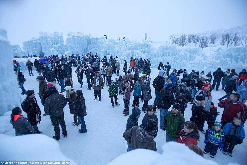 Du khách đứng giữa lâu đài băng khổng lồ đang trong quá trình xây dựng. Ít nhất 75.000 người được ước tính sẽ tham quan công trình này trước khi nó tan chảy do nhiệt độ ấm lên.