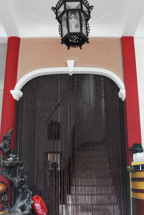 Nếu như nhìn từ bên ngoài là kiến trúc châu Âu thì các không gian chức năng bên trong nổi bật với kiến trúc Á Đông khi gia chủ sử dụng tường vòm, rèm gỗ, lồng đèn.