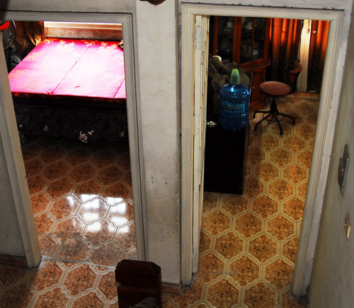 Những nền gạch cũ của những năm 90 vẫn còn vẹn nguyên như thuở đầu. Giường ngủ trong các phòng hầu hết là sập gỗ được chạm trổ cầu kì.