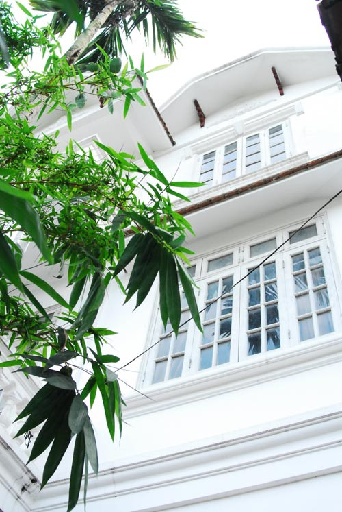 Được xây dựng từ những năm 90, căn nhà màu trắng tinh khôi từng một thời làm xôn xao đất Hà thành.