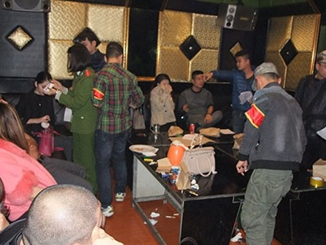 Công an Hà Nội kiểm tra, triệt phá “động lắc” núp bóng quán karaoke Thiên Sơn Lầu rạng sáng 23/1.