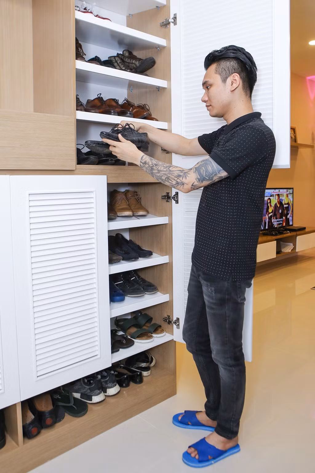 Không chú trọng về quần áo, nhưng nam ca sĩ gốc Bắc lại là người rất sành về giày. Tủ giày của Khắc Việt lên đến gần 50 đôi, trong đó có những đôi là phiên bản hạn chế được mua khi đi lưu diễn nước ngoài.