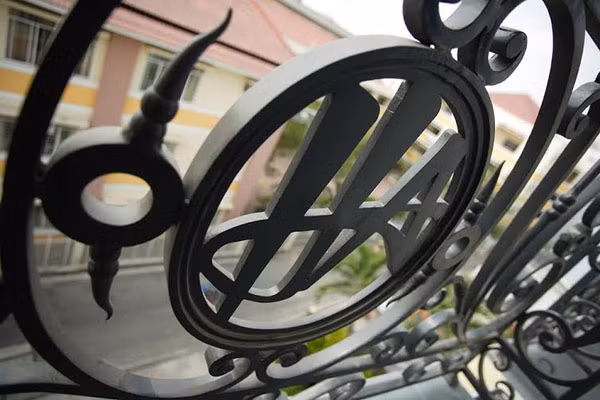 Từ đằng xa, tòa nhà đã gây ấn tượng với màu vàng nổi bật. Từ cổng, lan can đều được chạm khắc hoa văn tinh tế.