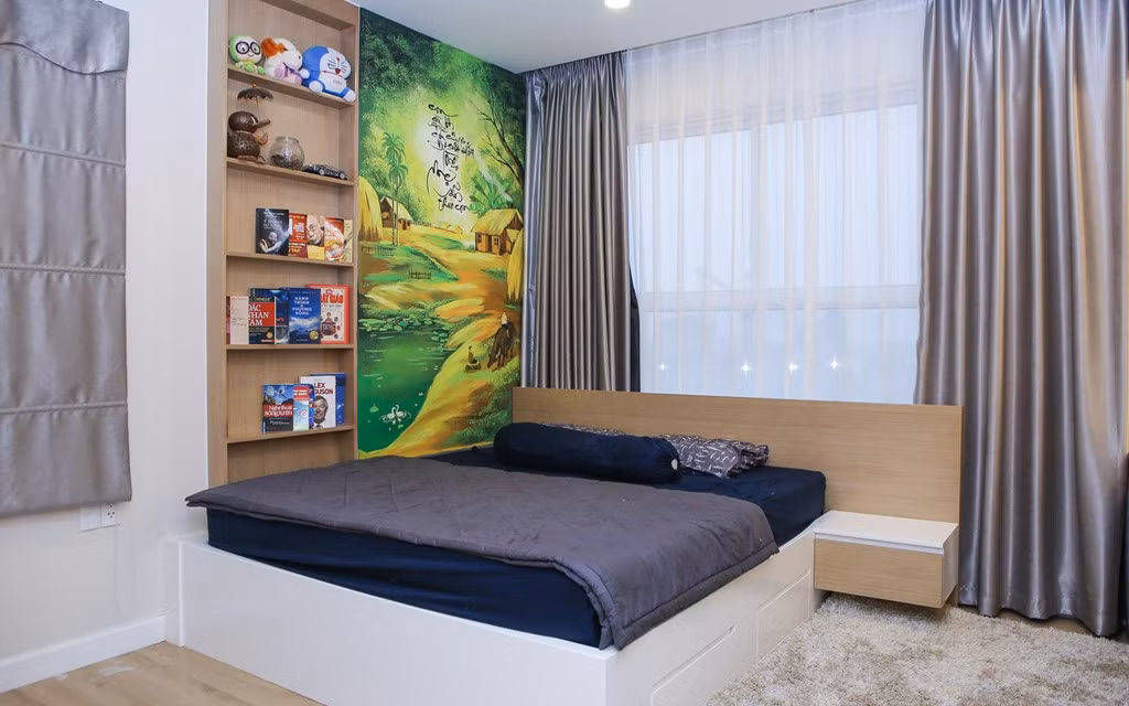 Ít ai biết, Khắc Việt là người rất thích đọc các tác phẩm Phật giáo. Anh chia sẻ, những lời dạy trong sách tác động rất nhiều đến cách sống và suy nghĩ bản thân, dạy anh không sân si và biết buông bỏ những thứ không thuộc về mình. Trong phòng ngủ, anh đóng riêng kệ để kê những quyển sách yêu thích, kế bên là bức tranh phong cảnh.