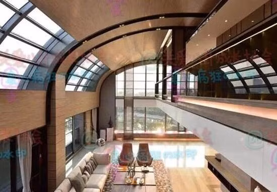 Thiết kết mái vòm tạo độ sang và không gian rộng lớn với nhiều ô cửa kính.