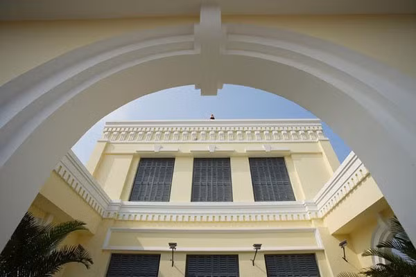 Chủ nhân của ngôi nhà là chị Chu Thị Hồng Anh. Là người đặc biệt yêu thích kiến trúc Đông Dương, nên chị Hồng Anh đã quyết định xây dựng ngôi nhà theo phong cách đó. Ngôi nhà có màu sắc khác biệt, ánh sáng hài hòa với thiên nhiên tạo nên sự thông thoáng, thanh cao, uy nghi theo đúng lối kiến trúc chủ nhân ưa thích.