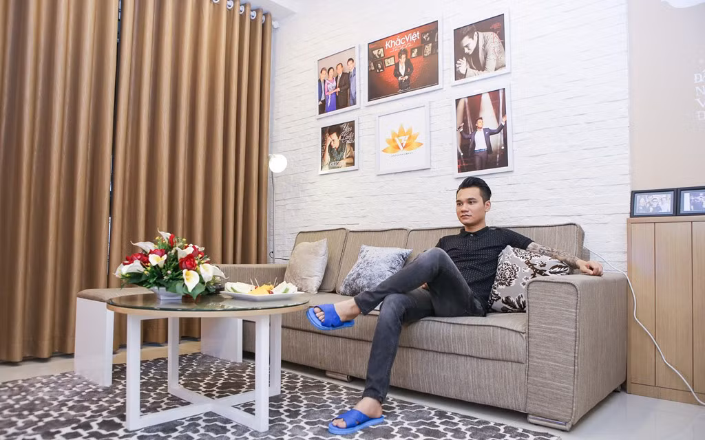Muốn có không gian sống thoải mái, thoáng mát, nam ca sĩ Anh khác hay em khác không trưng bày quá nhiều đồ vật trong nhà. Thay vào đó, anh đặt những vật dụng mang dấu ấn cá nhân, chủ yếu là khung ảnh.