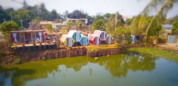 Beezone Hostel, Buôn Ma Thuột Beezone Hostel là một nhà nghỉ do một nhóm bạn trẻ yêu thích phượt ở TP Buôn Ma Thuột lập nên với mục đích mang đến cảm giác đặc biệt nhất cho du khách khi đến với vùng đất phố núi này. Dừng chân ở đây, bạn có thể hít thở không khí trong lành của rừng núi, ngắm sao trời và hòa mình vào thiên nhiên hoặc trải nghiệm với sân chơi súng bắn sơn duy nhất Paintball Club BMT ở Buôn Ma Thuột.