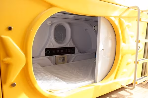 Khách sạn tổ ong, Nha Trang Nếu đến Nha Trang, ngoài những khách sạn cao cấp hya bình dân phổ biến, bạn có thể lựa chọn nghỉ ở khách sạn tổ ong khá thú vị ở đây. Các phòng nghỉ màu vàng đúng như cái tổ ong, có đầy đủ ti vi, máy lạnh, két sắt, wifi và thiết bị cứu hỏa rất thích hợp với những bạn đi du lịch bụi với giá cả phải chăng.