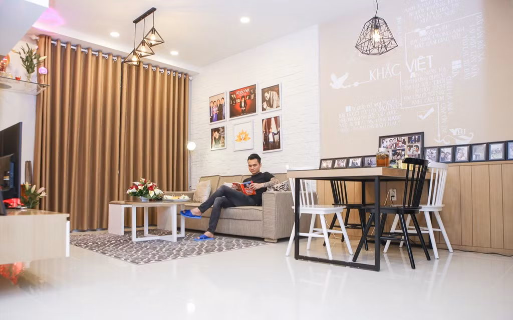 Sau thời gian đi lại giữa TP HCM và Hà Nội, năm 2015, ca sĩ Khắc Việt quyết định mua nhà tại miền Nam để ổn định cuộc sống. Đó là căn hộ 2 phòng ngủ rộng gần 100m2 tại một chung cư cao cấp mới xây ở quận 4, có giá gần 4 tỷ, chưa kể nội thất.