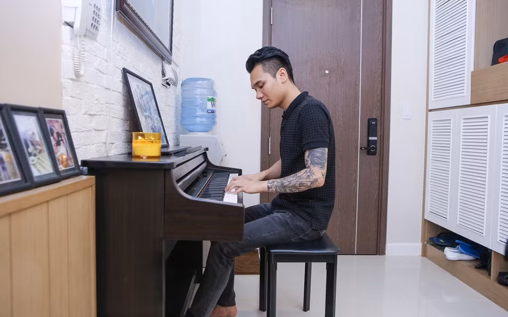 Là ca sĩ kiêm nhạc sĩ nên việc sáng tác gắn liền với sinh hoạt thường ngày của Khắc Việt. Chiếc piano đặt gọn gàng ngay cửa ra vào là nơi anh cho ra đời những sáng tác mới.