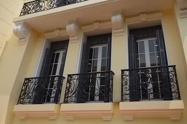 Chị Hồng Anh cũng tâm sự, việc xây dựng ngôi nhà theo phong cách này cũng như cách để chị nhớ về tuổi thơ, khi được ngắm nhìn những căn nhà đẹp trên các dãy phố, được sống và học tập trong những ngôi nhà vừa đẹp đẽ, vừa mang nét hoài cổ rất riêng biệt.