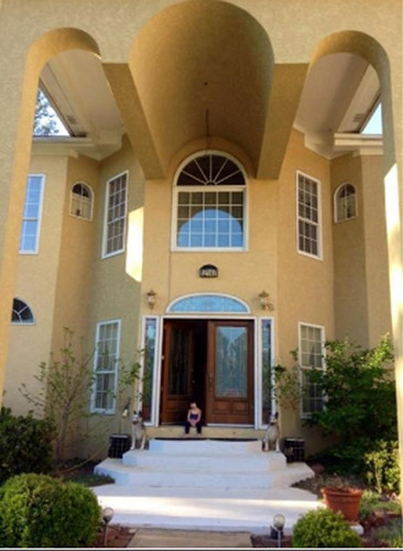 Ngôi nhà rất rộng và được thiết kế cầu kỳ với rất nhiều ô cửa sổ.