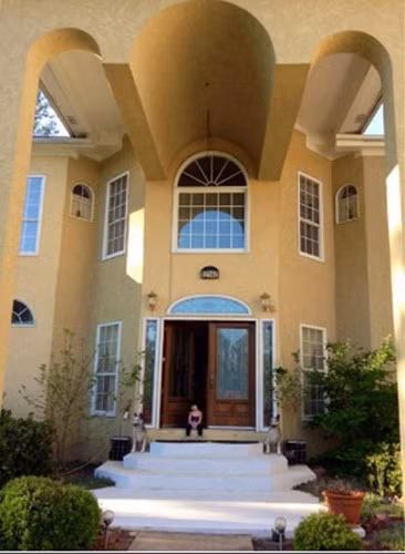 Ngôi nhà rất rộng và được thiết kế cầu kỳ với rất nhiều ô cửa sổ.