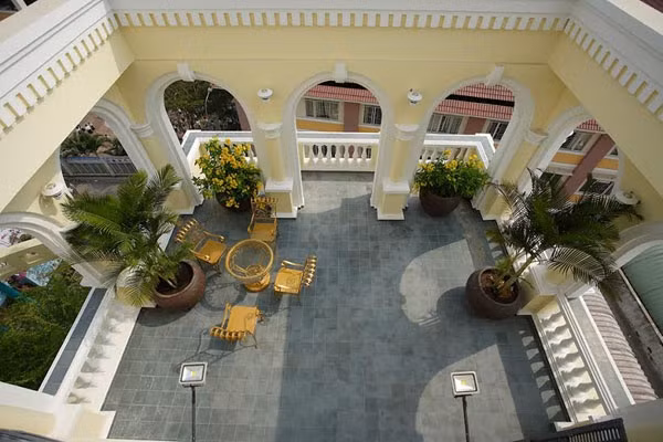 Những ai đi ngang qua con đường Đặng Văn Ngữ, (P.10, Q.Phú Nhuận, TP.HCM) đều cảm thấy thích thú khi ngắm nhìn ngôi nhà số 33/1B tọa lạc sừng sững, kiến trúc của ngôi nhà khiến người đi đường vô cùng ấn tượng bởi sự khác lạ mà theo như gia chủ tất cả ngôi nhà có kiến trúc Đông Dương mang lại.