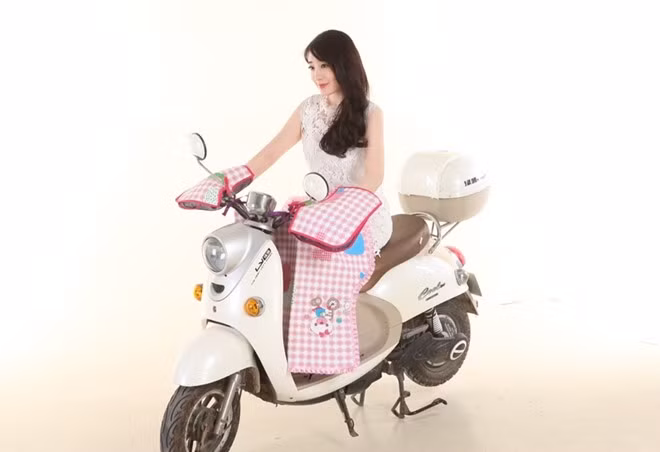 Theo miêu tả của nhà sản xuất, chiếc áo chống nắng rất phù hợp với người đi xe đạp, xe máy bởi có đệm đầu gối chống thấm, găng tay phía trước che kỹ vùng tay, bảo vệ tối đa trong những ngày hè. Tùy thiết kế sẽ có thêm phần trước áo hoặc mũ.