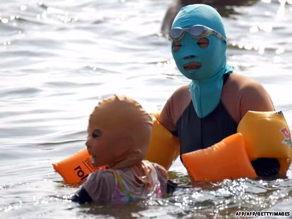 Những bé gái cũng được đeo mặt nạ từ rất sớm để bảo vệ làn da. Nhiều người gọi đây là phong cách đi bơi kiểu Trung Quốc, không chỉ mặc đồ tắm còn có "đồ bơi mặt".