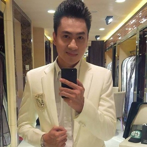 Năm 2013, Tùng Lâm từng khiến công chúng mắt tròn mắt dẹt với việc khoe căn nhà có giá 5 triệu USD tại Tp. Hồ Chí Minh. Không chỉ vậy được gắn mác công tử nhà giàu, nam ca sĩ này còn nổi danh với sự đào hoa qua bộ sưu tập người tình đình đám dài dằng dặc của mình.