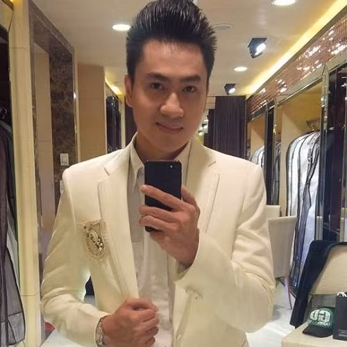 Năm 2013, Tùng Lâm từng khiến công chúng mắt tròn mắt dẹt với việc khoe căn nhà có giá 5 triệu USD tại Tp. Hồ Chí Minh. Không chỉ vậy được gắn mác công tử nhà giàu, nam ca sĩ này còn nổi danh với sự đào hoa qua bộ sưu tập người tình đình đám dài dằng dặc của mình.