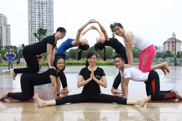 Tập luyện Yoga giúp cơ thể mềm dẻo, linh hoạt và phát triển cân bằng.