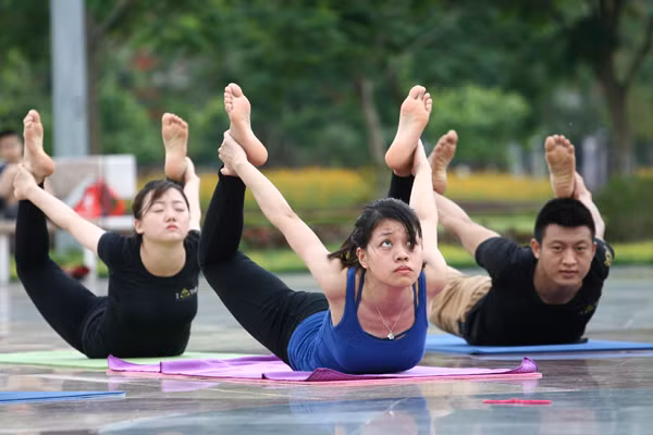 Đây là hoạt động thường xuyên của nhóm huấn luyện viên thuộc một câu lạc bộ Yoga nhằm đưa việc tập luyện Yoga trở nên phổ biến rộng rãi trong cộng đồng. Ngoài việc thực hành những tư thế Yoga đẹp mắt có độ khó, họ còn sẵn sàng hướng dẫn miễn phí cho tất cả những ai có ý muốn tham gia tập luyện môn này vào các buổi tập ngoài trời.