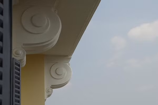 Phần tường nhà khá dày, các gờ chỉ, chi tiết nhỏ trong ngôi nhà đều được trang trí hết sức tỉ mỉ. Ngoài màu vàng gợi lên ký ức xưa cũ thì nền gạch xám - ghi - trắng đặc biệt cũng mang lại cho bạn cảm giác như đang bước vào những ngôi nhà được xây dựng từ hàng chục năm trước.