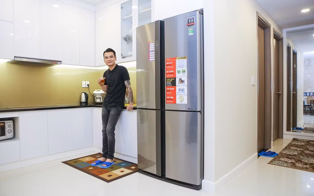 Thường xuyên đi diễn xa nhà, phải ăn ngoài nên phòng bếp của căn hộ ít khi được sử dụng đến. Tuy nhiên khi rảnh rỗi, Khắc Việt thường mời bạn bè về nấu nướng, ăn uống.