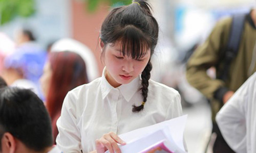 Mao danh truong yeu cau thi sinh nop tien nhap hoc