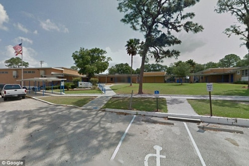 Sân trường, nơi học sinh thường tụ tập bàn luận về chuyện không hay của thầy Velez-Gonzalez