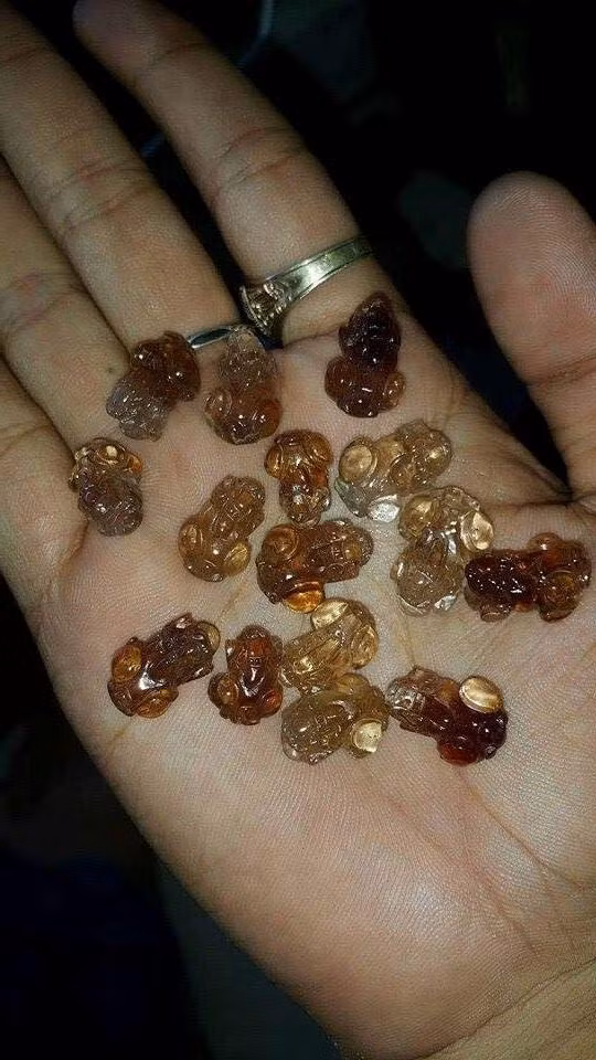 Vat pham phong thuy nam Binh Than: Can trong vong deo tay-Hinh-2