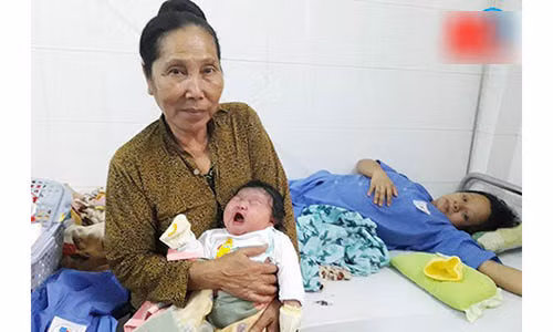 Bà nội bé vui mừng đón cháu sơ sinh nặng 5,2 kg.