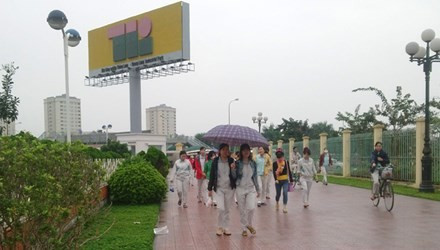 Công nhân KCN Thăng Long (huyện Đông Anh, Hà Nội) giờ tan ca.