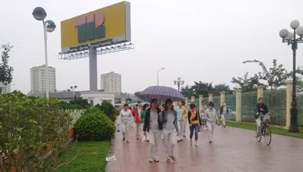 Công nhân KCN Thăng Long (huyện Đông Anh, Hà Nội) giờ tan ca.