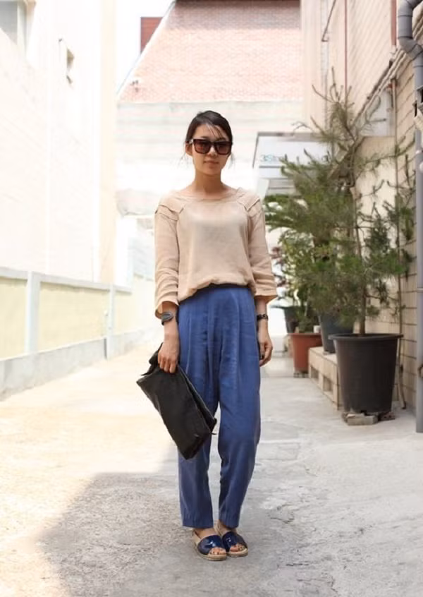 2. Diện đồ quá “xuề xòa” Tết là ngày lễ trọng đại nhất trong năm. Theo truyền thống, vào dịp này, mọi người đều sẽ diện trang phục gọn gàng, đẹp để mọi người có thể đi chơi, du xuân, thăm hỏi người thân chào đón một năm mới với nhiều an khang, thịnh vượng. Vì vậy, việc diện đồ quá lôi thôi, xuề xòa có thể sẽ kéo đến nhiều vận đen cho chị em xuyên suốt cả năm.Nếu không cẩn thận, bộ cánh đơn giản quá mức sẽ khiến bạn mắc lỗi và trở thành một cô nàng xuề xòa, không biết chú ý ăn mặc.