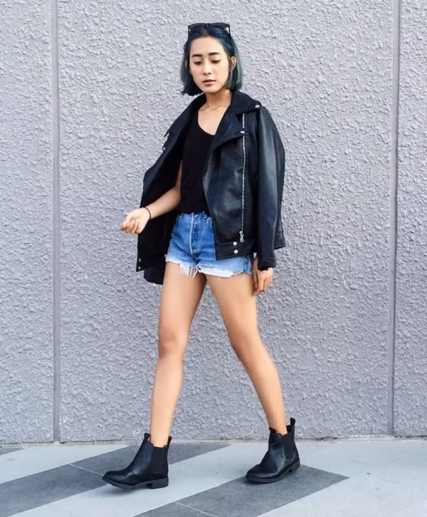 4. Trang phục quá ngắn, rách rưới Quần short siêu ngắn hay thời trang rách được diện vào dịp khác chứ hoàn toàn không nên diện vào ngày tết. Không chỉ làm ảnh hưởng đến những người xung quanh, đây còn là một đại kỵ nếu bạn vào đền, chùa để xin lộc đầu năm. Thay vào đó, một chiếc váy tối giản, dài vừa phải sẽ thích hợp hơn.