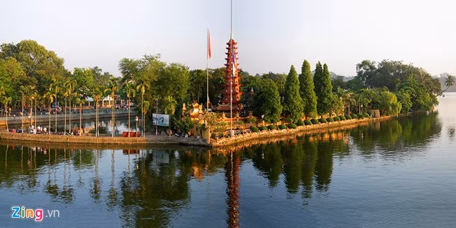 Không chỉ đẹp, chùa Trần Quốc còn là một trong trong những ngôi chùa nổi tiếng linh thiêng ở Hà Nội. Nhiều người Hà Nội cho rằng, đến chùa Trấn Quốc lễ Phật là việc đầu tiên nên làm trong ngày đầu năm mới. Ảnh: Nguyễn Thịnh - Thúy Hồng.