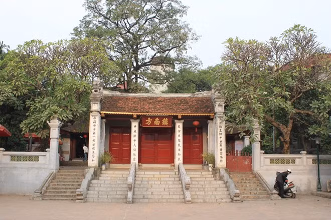 Đền Kim Liên tọa lạc tại phố Xã Đàn, Đống Đa. Đền Kim Liên trấn giữ phía Nam của kinh đô xưa, nơi đây được lập nên để thờ Cao Sơn Đại Vương - người con của Lạc Long Quân và Âu Cơ đã theo mẹ lên núi. Thần có công hỗ trợ Sơn Tinh đánh thắng Thủy Tinh, giúp Lê Tương Dực dẹp loạn, khôi phục nhà Lê. Đền hiện nay còn lưu giữ được 39 đạo sắc phong. Ảnh: Tinhtam.