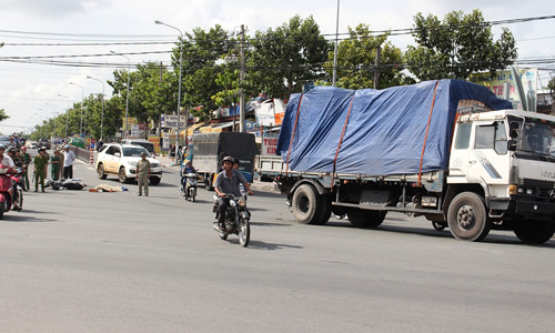 Cu ong 78 tuoi va cham voi xe tai tu vong tai cho