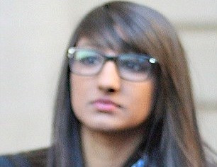 Ảnh chụp nữ sinh Naima Shereen Mirza trước cửa tòa án.