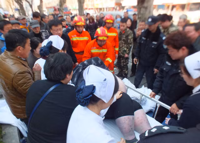 Lo lắng về tình hình sức khỏe của con trai, gia đình Hoàng ép anh phải thực hiện chế độ ăn kiêng sau dịp năm mới. Hoàng ăn rất ít, thậm chí là chỉ uống nước cầm hơi. Dù cân nặng sụt nhưng Hoàng luôn cảm thấy chóng mặt. Đầu tháng 2, anh từng ngã trong nhà tắm và bố mẹ phải nhờ cứu hộ tới giúp.