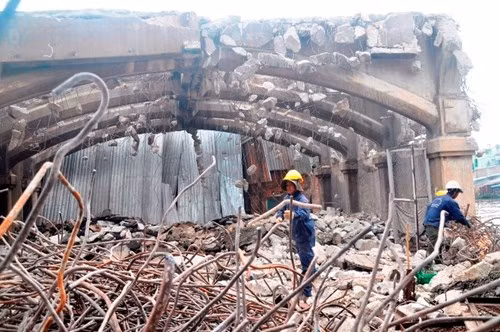 Các công nhân gấp rút phá dỡ các kết cấu của cây cầu Nhị Thiên Đường 1 chiều 15/2. Ảnh Việt Văn