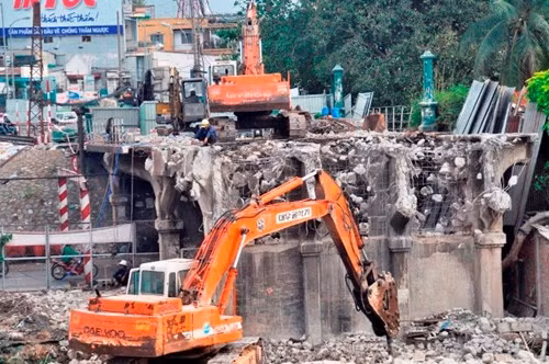 Ngoài ra, để khắc phục tình trạng kẹt xe khu vực cầu Nhị Thiên Đường 2 khi phá dỡ cầu Nhị Thiên Đường 1, lực lượng chức năng gồm CSGT, dân quân, thanh niên xung phong,…thường xuyên chốt chặn, điều tiết giao thông đi qua khu vực này ở các khung giờ cao điểm. Ảnh Việt Văn