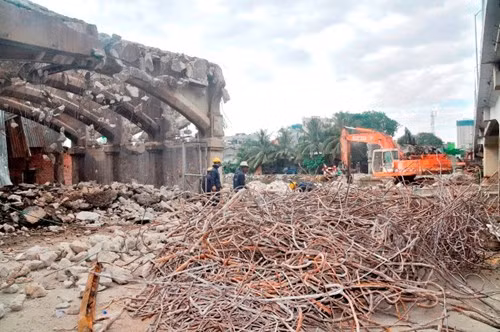 Cầu mới được xây dựng cạnh cầu Nhị Thiên Đường 2 hiện hữu, có khoảng cách giữa mép ngoài lan can của hai cây cầu cách nhau 2m. Tổng mức đầu tư khoảng 163,3 tỷ đồng, hoàn thành trong 10 tháng. Ảnh Việt Văn